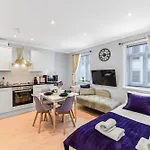 Elegant Apartment On Oxford Street